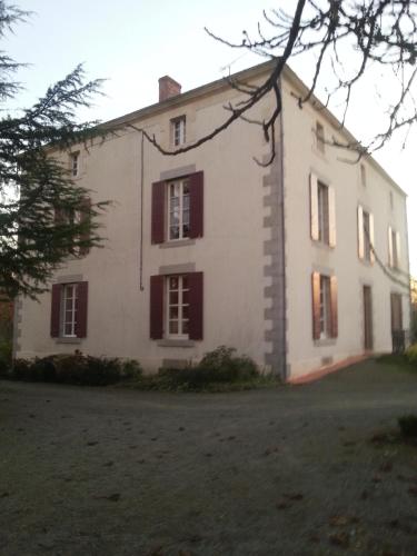 Les Glycines : Bed and Breakfast near Monsireigne