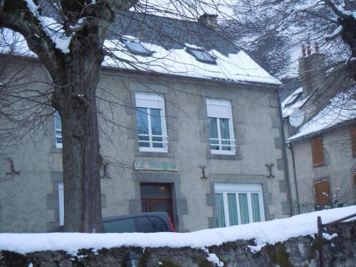 Au Bredons : Bed and Breakfast near Celles
