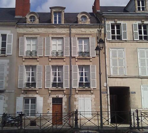 Au 16 Place Saint Louis : Bed and Breakfast near Marolles