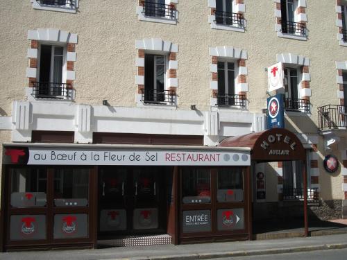 Brit Hotel Confort Auclair : Hotel near Saint-Michel-de-Veisse