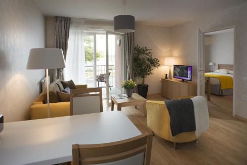 Domitys Le Parc Balsan : Guest accommodation near Chasseneuil
