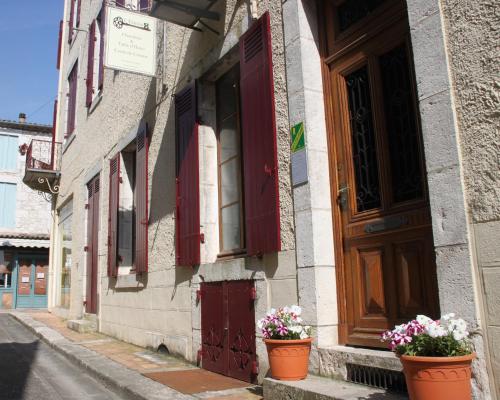 L'Entrée Chambres d'Hôtes et Restaurant : Bed and Breakfast near Monsaguel