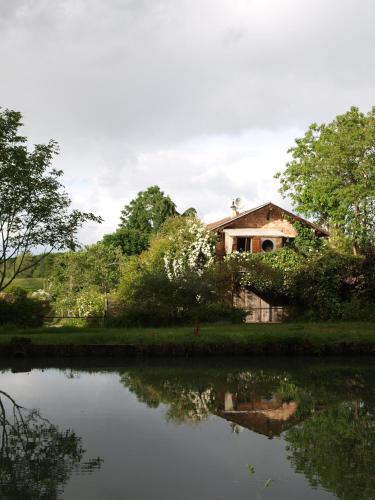 Gîte Au Jardin : Guest accommodation near Jusix