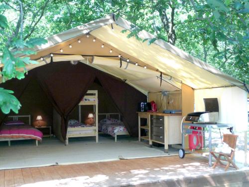 Tente Lodge La Téouleyre : Bed and Breakfast near Saint-Julien-en-Born