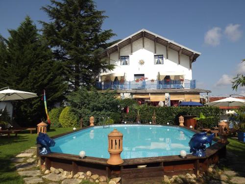 Chambres d'hotes La Maison Bleue : Bed and Breakfast near Les Deux-Fays