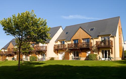 Lagrange Vacances Les Roches Douvres : Guest accommodation near Ploubalay