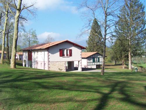 Domaine du Lac d'Harrieta : Guest accommodation near Ahaxe-Alciette-Bascassan