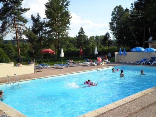Camping les Pinasses : Guest accommodation near Sainte-Barbe