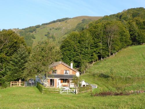 Chalet des Ecuyers : Guest accommodation near Aydius