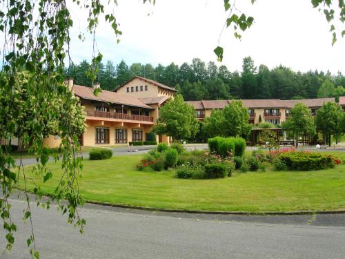 Village De Vacances La Chataigneraie Et Spa : Residence near Saint-Julien-de-Toursac