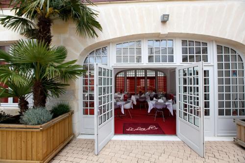 Hôtel Restaurant Le Lion d'Or : Hotel near Saint-Simon-de-Pellouaille