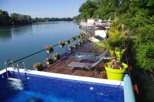Péniche Le Hasard : Bed and Breakfast near Le Pontet