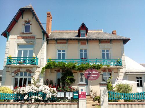 Les Chambres de Chanelle : Bed and Breakfast near Ambillou-Château