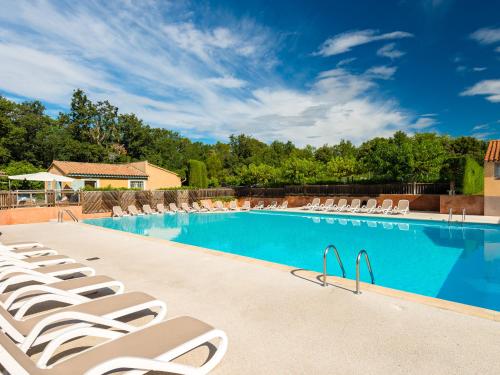 Lagrange Vacances Les Mazets de Gaujac : Guest accommodation near Saint-Pons-la-Calm