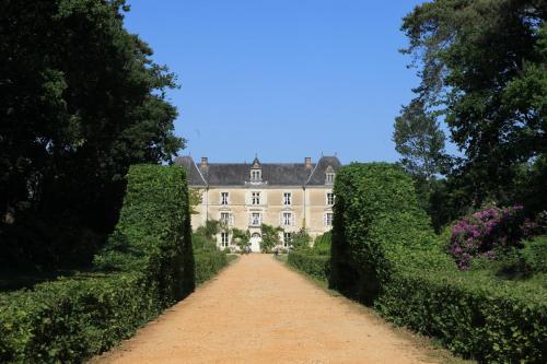 Château De Chambiers : Bed and Breakfast near Huillé