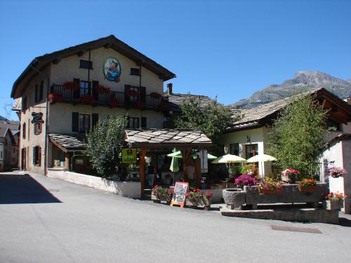 Chalet Les Glaciers : Hotel near Lanslevillard