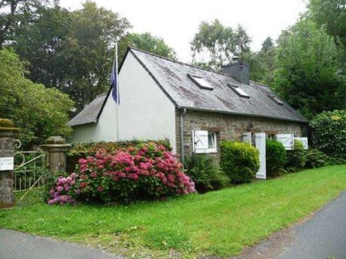 Kervoazec Cottage : Guest accommodation near Lennon