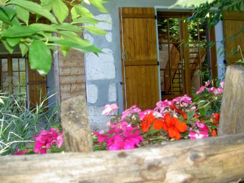 Serenella fontaine Et Coquelicots : Guest accommodation near Saint-Offenge-Dessous