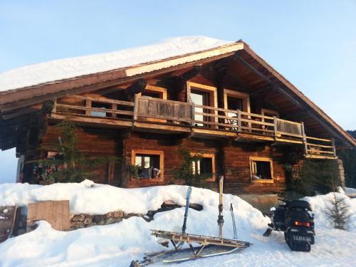 Chalet La Montagne : Guest accommodation near Ugine