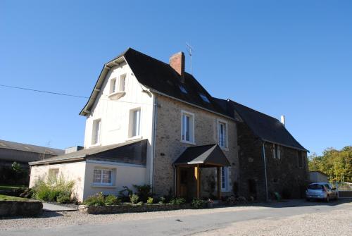 Le Manoir de la Vieille Douve : Bed and Breakfast near Noyant-la-Gravoyère