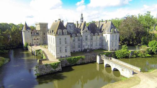 Château de Saint Loup : Guest accommodation near La Chapelle-Bertrand