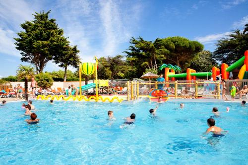 Camping Les Peupliers : Guest accommodation near Rivedoux-Plage