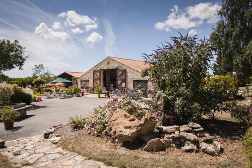 RCN La Ferme du Latois : Guest accommodation near Saint-Révérend