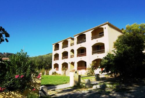 Residence I Delfini : Guest accommodation near Sari-d'Orcino
