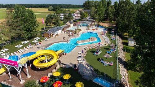 Camping Domaine de Dugny : Guest accommodation near Orchaise