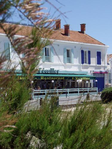Hôtel L'Ecailler : Hotel near Le Grand-Village-Plage