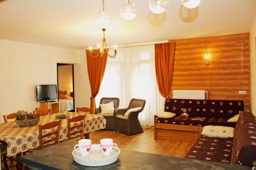 Appartements La Maison Salina : Guest accommodation near Sixt-Fer-à-Cheval
