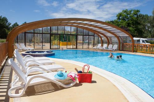 Camping Les Bruyères : Guest accommodation near Erdeven
