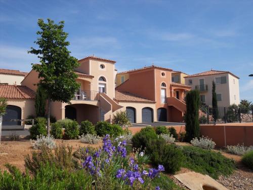 Résidence Village D'Oc Golf de Béziers by Popinns : Guest accommodation near Montblanc