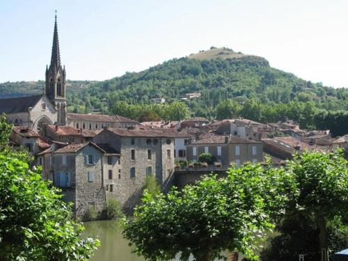 Au Troubadour : Bed and Breakfast near Caylus