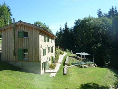 Le Moulin du Cros : Guest accommodation near Vertolaye