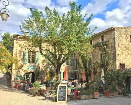 Le Petit Cafe : Bed and Breakfast near Maubec