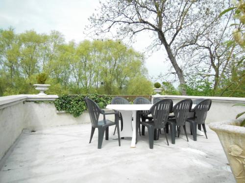 Les Bains Bed & Breakfast : Bed and Breakfast near Pontigny
