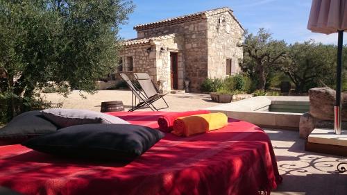 Mazet Des Baux De Provence : Guest accommodation near Paradou