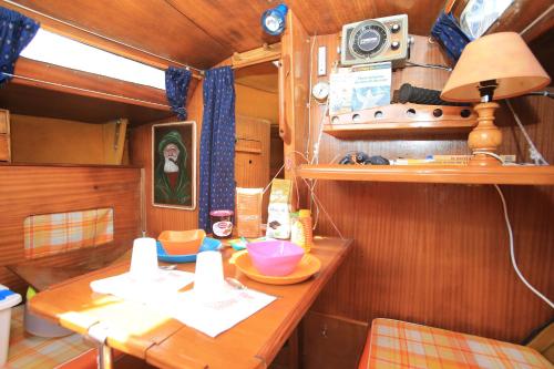Bed on Boat : Guest accommodation near Guiler-sur-Goyen