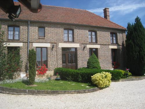 La Chambre D'amis : Bed and Breakfast near Prunay-Belleville