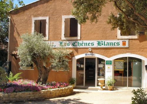 Domaine Les Chênes Blancs : Guest accommodation near Lioux