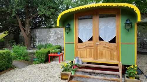 Roulotte Mariposa : Bed and Breakfast near Varennes