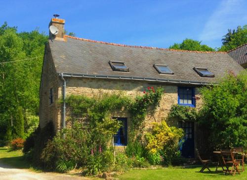 Mimosa Cottage : Guest accommodation near Saint-Caradec-Trégomel