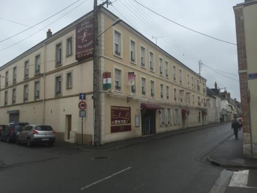 Hotel Restaurant Saint Louis : Hotel near Montigny-le-Gannelon