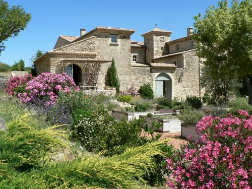 Domaine de Provensol : Bed and Breakfast near Les Pilles