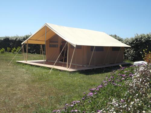 Camping de Penn-Enez : Guest accommodation near Tréouergat