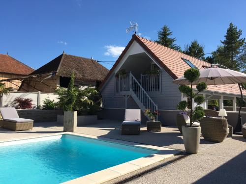 Appartement avec piscine de la Croix : Bed and Breakfast near Mesnil-Sellières