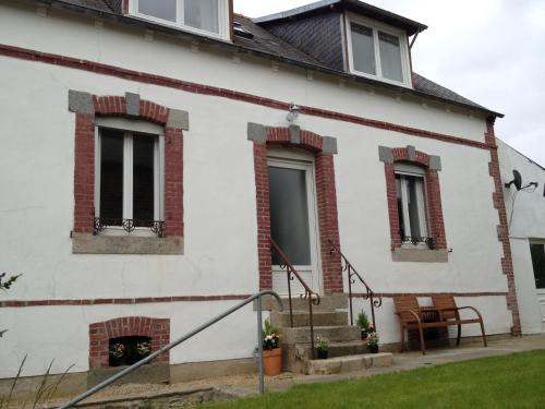 Ploumilliau House : Guest accommodation near Plounérin