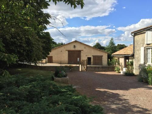 Chambres d'hôtes du puy d'anché : Guest accommodation near Fontenille-Saint-Martin-d'Entraigues