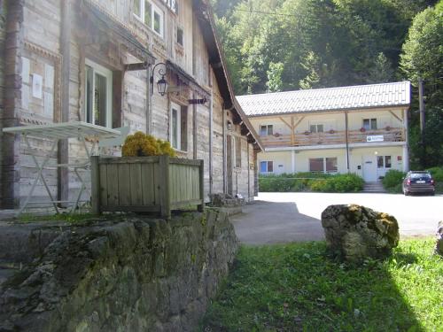 Résidence-Motel La Babaute : Motel near Grilly